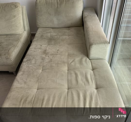 ספה בהירה עם כתמים על הריפוד
